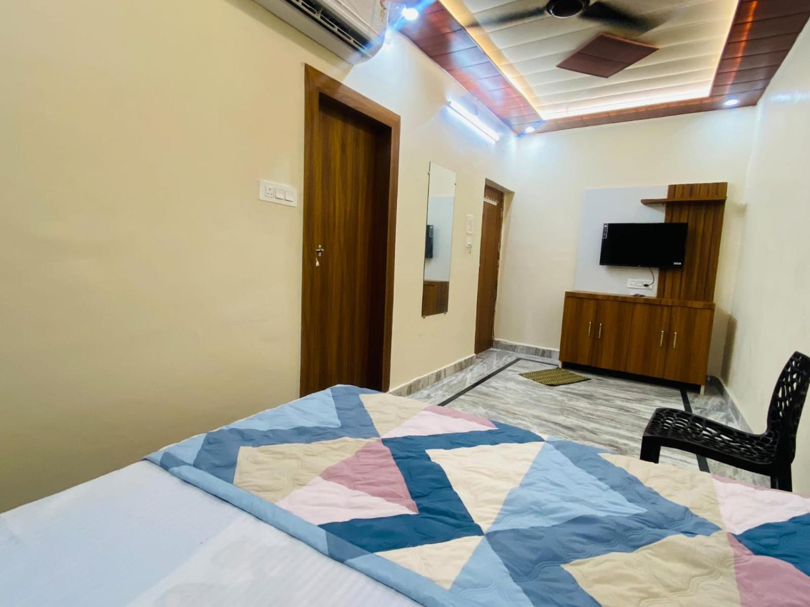 The Raman Palace- A Budget Hotel Матхура Екстер'єр фото
