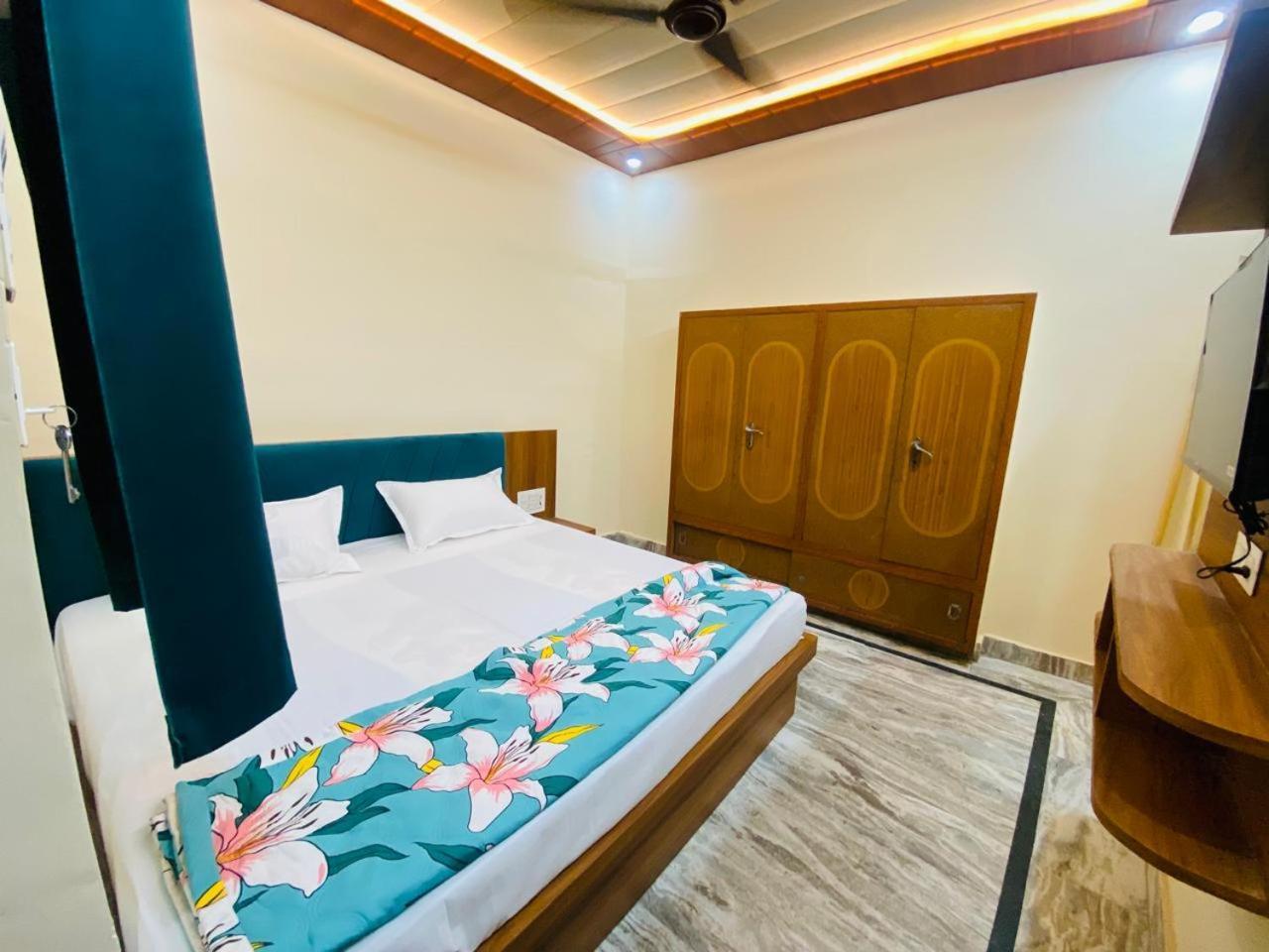 The Raman Palace- A Budget Hotel Матхура Екстер'єр фото