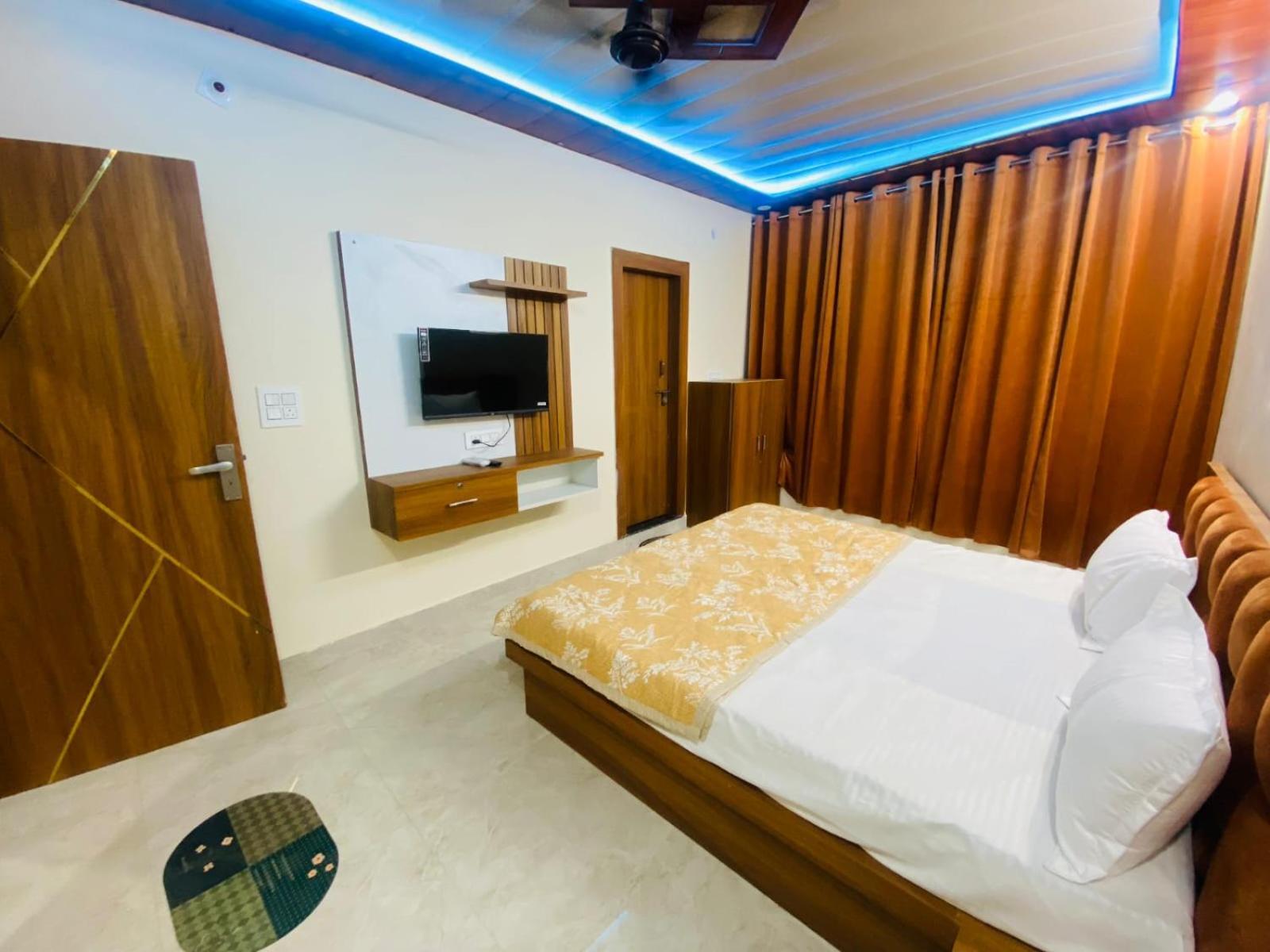 The Raman Palace- A Budget Hotel Матхура Екстер'єр фото