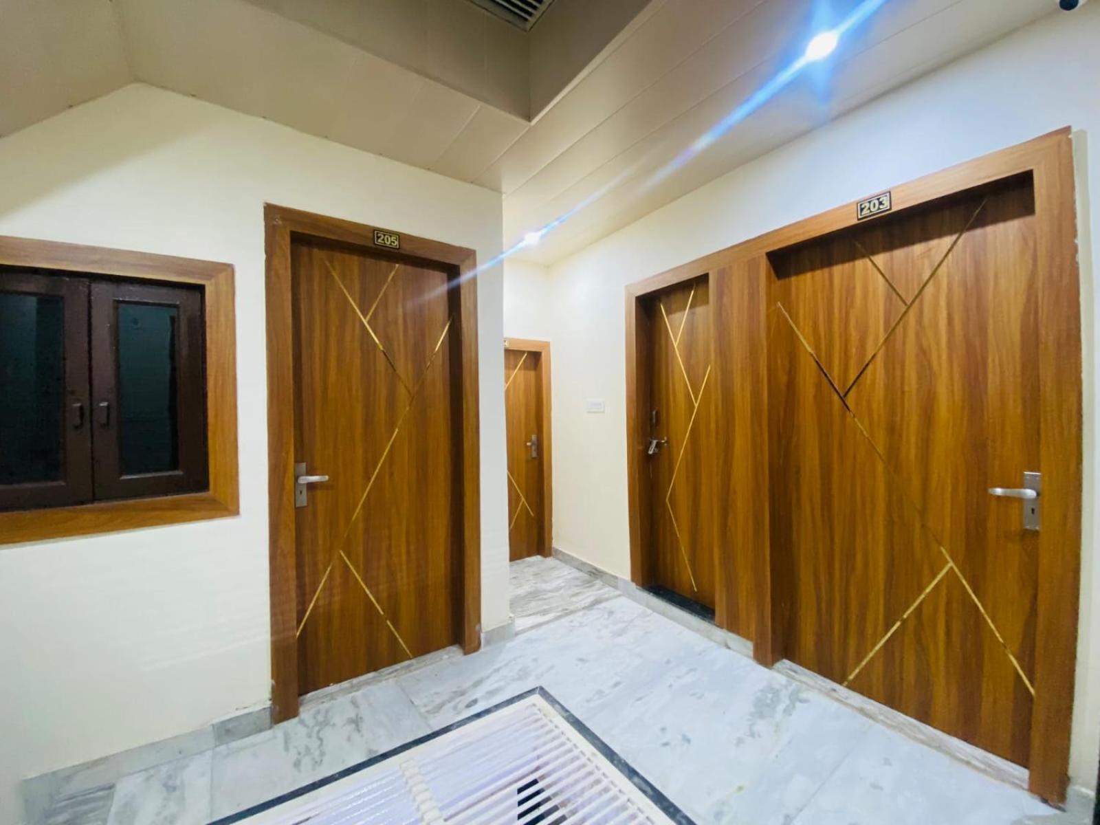 The Raman Palace- A Budget Hotel Матхура Екстер'єр фото