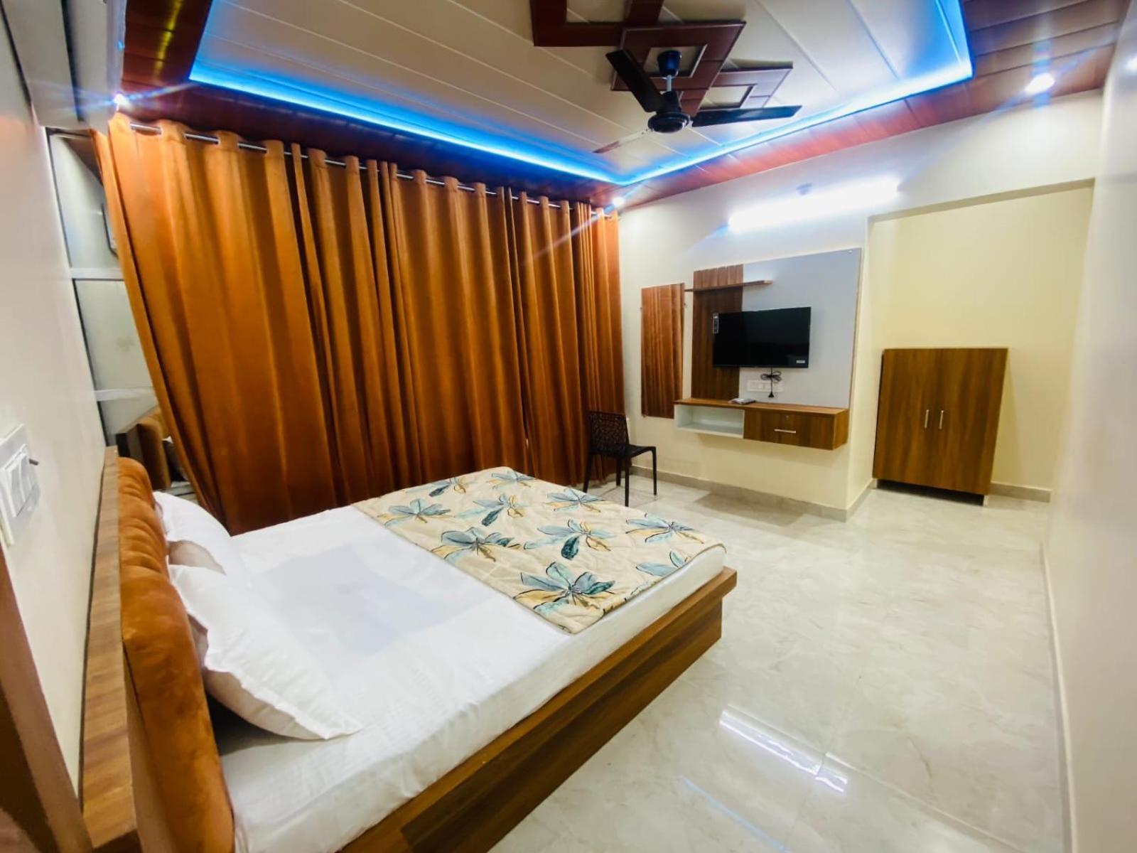 The Raman Palace- A Budget Hotel Матхура Екстер'єр фото