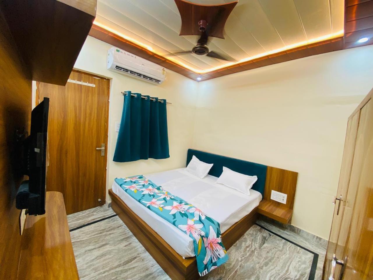 The Raman Palace- A Budget Hotel Матхура Екстер'єр фото