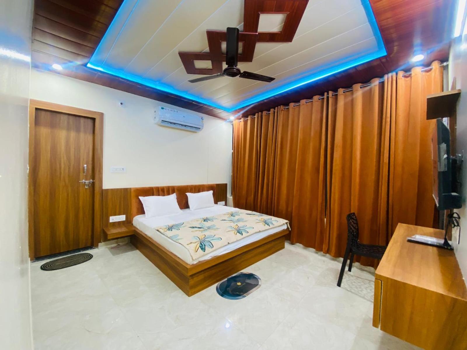 The Raman Palace- A Budget Hotel Матхура Екстер'єр фото