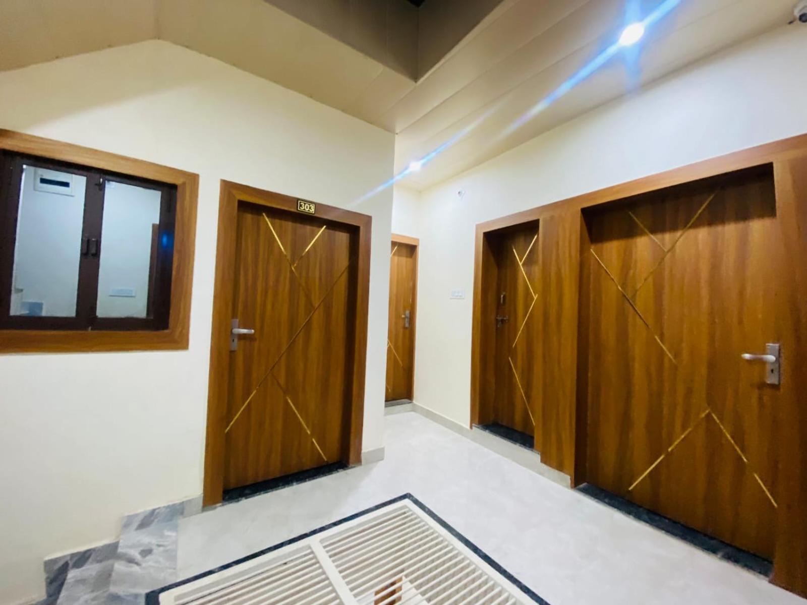 The Raman Palace- A Budget Hotel Матхура Екстер'єр фото